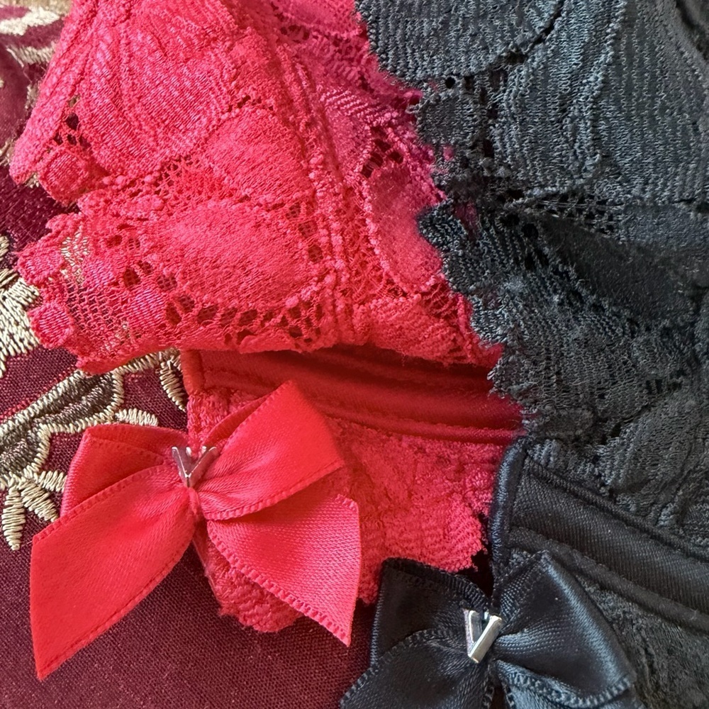Push-Up Victoria's Secret Lace Front Closure Bra Duo - Black and Red - Picture 14 of 15